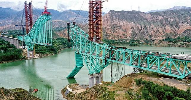 2025年8月22日，中國川青鐵路尖扎黃河特大橋工程發生鋼索斷裂事故，大橋中段約數十公尺長的結構脫落掉入黃河。新華社