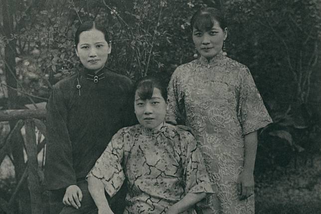 宋氏三姊妹在1927年4月蔣介石 「清共」前夕合照，不久後她們就分道揚鑣，分屬兩個敵對的陣營。（麥田出版提供，圖像來源：國史館）