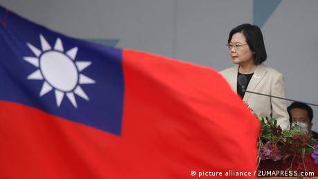 對年輕人而言，究竟是台灣國慶，還是中華民國國慶，不同政治立場者看法歧異。圖為2022年台灣總統蔡英文出席雙十國慶活動（資料照）