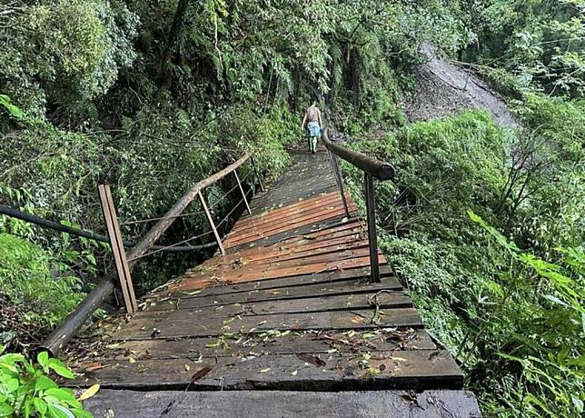 能高越嶺道西段一座鐵橋橋墩位移，橋面嚴重傾斜。（記者陳金龍翻攝）