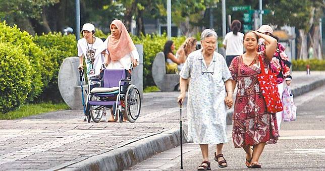 高齡化加生育率探底　老年照護者恐剩外國人、機器人
