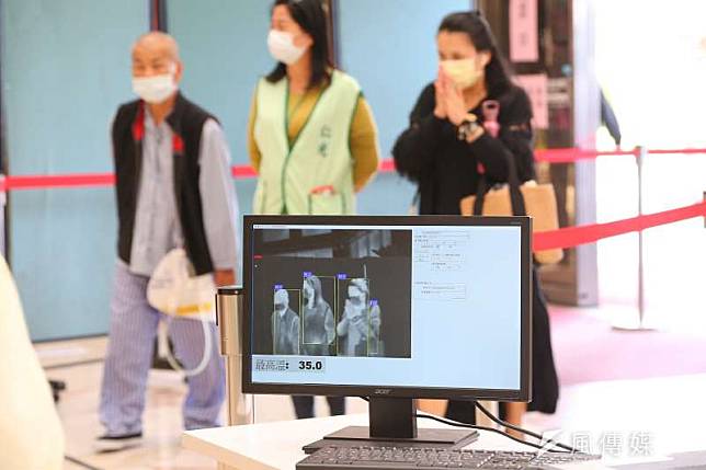 20200229-台北榮民總醫院29日於入院門口進行紅外線體溫檢測。（顏麟宇攝）