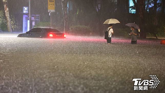 南韓首爾連日降下豪雨，不僅造成數百人撤離，也導致11人死亡。（圖/達志影像美聯社）