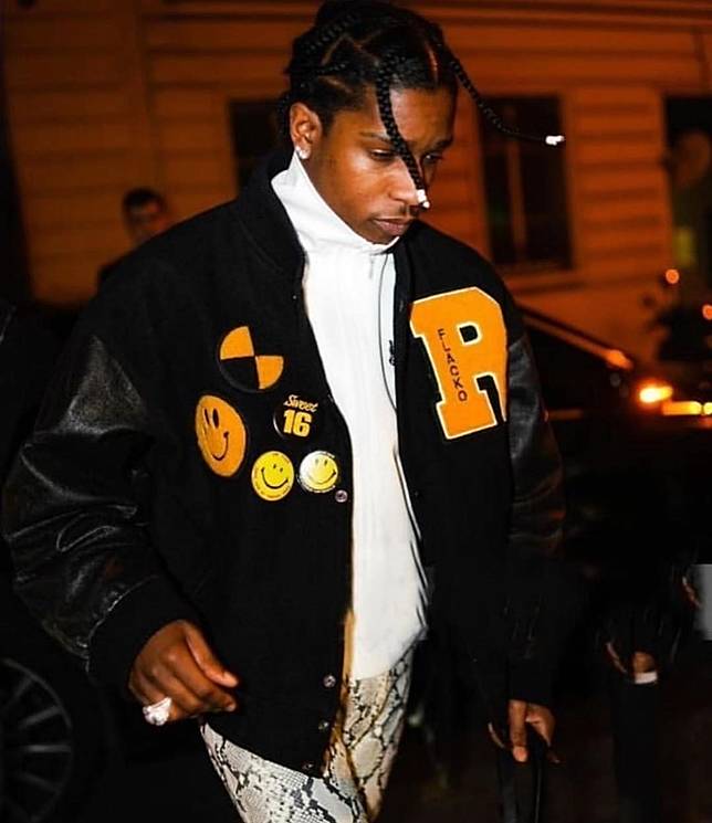 全球當紅風格指標 A$AP ROCKY 在棒外上運用更多飾品點綴出強烈個人風格。圖片來源：<a href=