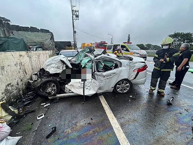 新屋區轎車、聯結車重大車禍，轎車女駕駛當場死亡。(記者鄭淑婷翻攝)