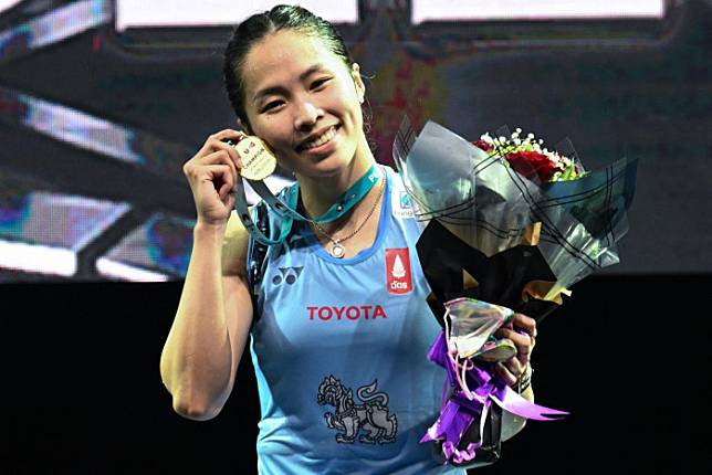 Ratchanok Intanon poses with her gold medal after her victory against Chen Yufei in the women's singles final. (AFP photo)