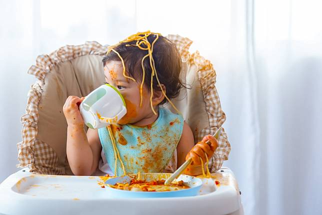 仔女食飯食到一身食物，父母見到好「頭痕」。