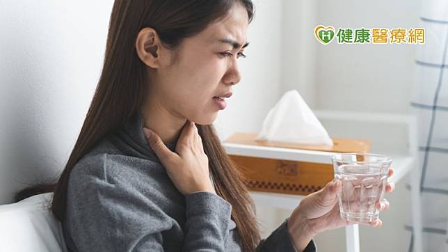 因病毒感染引起咳嗽、急性喉嚨痛症狀，除了西藥消炎藥這個選擇之外，建議可使用中醫視訊診療。