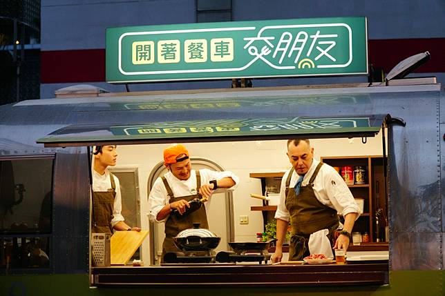 ▲黃秋生、KID林柏昇、宋柏緯一同準備今日特色餐點《羅馬礦工培根義大利麵》（圖/ LINE TV）