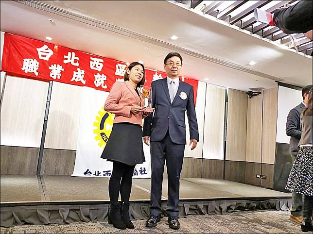 守護台灣黑熊，台東林管處徐惠君(左)獲頒「職業成就獎」。(記者陳賢義翻攝)