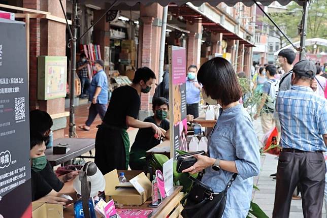 為協助商圈活絡發展，型塑商圈特色，台北迪化商圈發展促進會辦理「大稻埕潮補冬」活動，於22日正式啟動。（北市商業處提供）