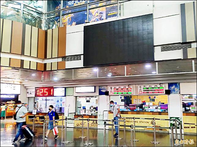 台鐵新左營站大廳螢幕因使用中國軟體遭駭，站方緊急關閉電源。(記者王榮祥攝)