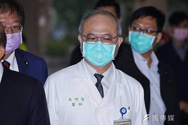 台大醫院院長吳明賢（中）7日出席疫情記者會，呼籲高風險族群盡快接種追加劑。 （資料照，盧逸峰攝）