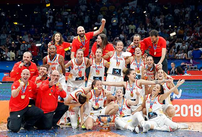 Spain's team members celebrate with the trophy after defeating France in women's FIBA EuroBasket final basketball match in Belgrade, Serbia, on July 7, 2019. (Xinhua/Predrag Milosavljevic)