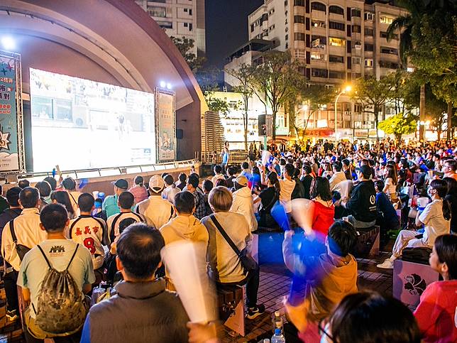 應援中華隊出賽，嘉義市民熱情應援，嘉義市中正公園擠進滿滿球迷。（圖：嘉義市政府提供）