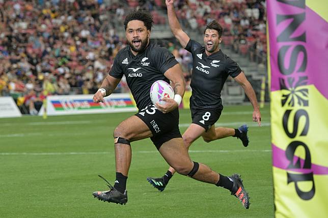 New Zealand's Fehi Fineanganofo scores a try during the men's semifinals against Australia at the HSBC Rugby Sevens tournament held in Singapore, on May 5, 2024. (Photo by Then Chih Wey/Xinhua)