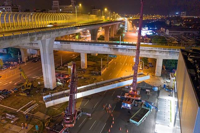 「綠空廊道（潭子區七十四號橋下）串聯自行車跨橋工程」，二日深夜進入關鍵的橋體結構吊裝階段。（記者徐義雄攝）