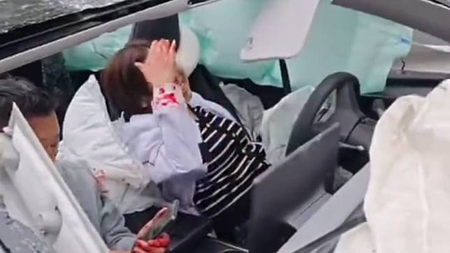 片段顯示事發後涉事Tesla女司機和男乘客受傷流血