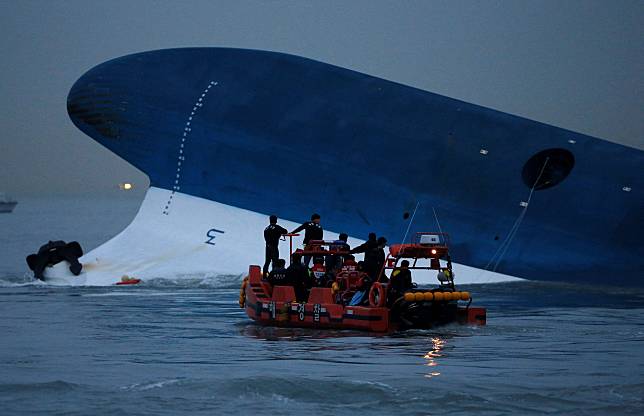 南韓「世越號」客輪2014年4月16日在珍島海域翻覆，海警在附近搜索生還者。（路透社）