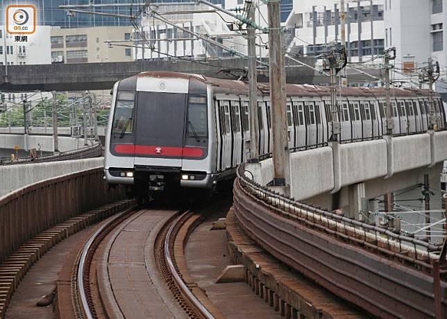 為配合市民外出慶祝除夕，當日港鐵全綫尾班車將延後1小時。