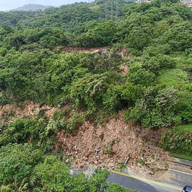 受到山陀兒颱風外圍雲系加上東北季風影響，基隆新豐街333巷口至深溪路口間路段，發生土石伴隨泥沙崩落情形 圖：翻攝自基隆語臉書社團