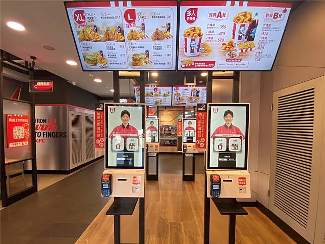KFC數位未來店2.0首創「數位迎賓櫃檯」與「AI實習店員」。（圖片來源：肯德基提供）