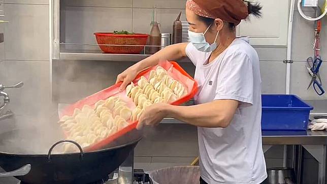 水餃店店家允諾改善烹煮流程，避免類似事件再發生。(圖由讀者提供)