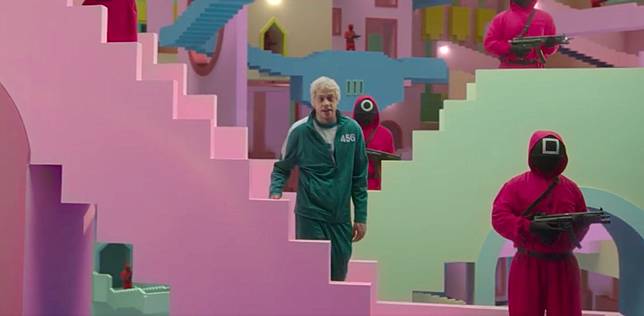 MV 完美重現《魷魚遊戲》場景／圖片來源：<a href=