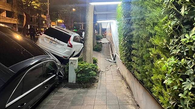 台北市松山區一處工地發生地基塌陷，影響周遭4台停放的車輛。（台北市消防局提供）