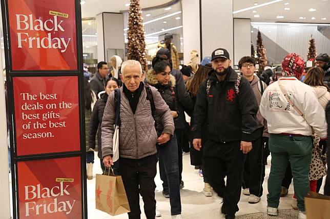 (241130) &ndash; NEW YORK, Nov. 30, 2024 (Xinhua) &ndash; Consumers walk by Black Friday sales signs at a store in Manhattan, New York, the United States, on Nov. 29, 2024. (Xinhua/Liu Yanan)