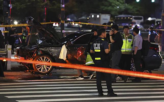 南韓首爾1日晚間發生68歲民眾駕車衝上人行道撞死行人事件。（圖／美聯社）