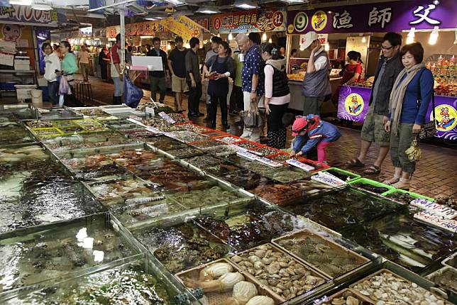 國立海洋科技博物館規劃一系列的「海味不設限－Poke Bowl寶藏生魚飯」活動，邀請民眾一起親手下廚，感受八斗子海洋食材魅力及夏威夷漁夫料理。（國立海洋科技博物館提供）