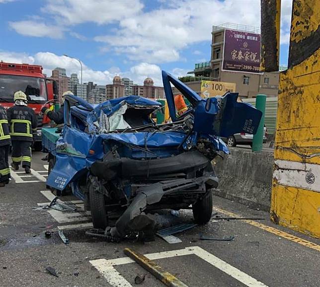 台65線快速道路3公里處31日上午9時許，一輛小貨車追撞大貨車，車頭幾乎全毀。（記者爆料網提供）