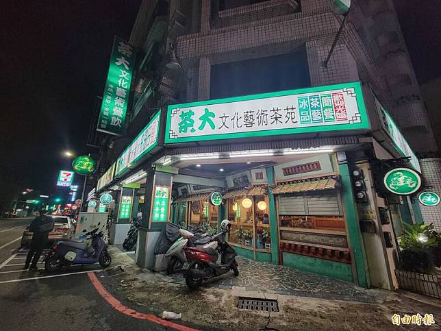 台南知名「茶大餐飲」文化店又再度亮起招牌開始營業。(記者王姝琇攝)