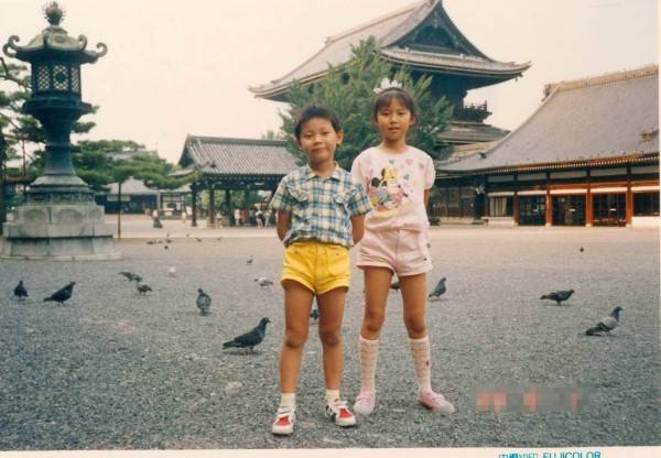 郭寶29年前跟姊姊在日本東本願寺的合照。(郭寶提供)