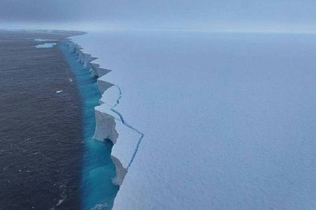 世界最大冰山A23a「確定消失」！漂流40年只剩1%變碎冰塊。圖／翻自《Visegrád 24》X