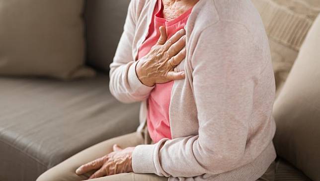 胃食道逆流如果伴隨「這8症狀」，可能是心臟有問題！健檢醫生：嚴重恐致心肌梗塞