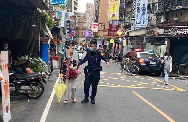 一名老婦人日前癱坐在路上，三重警分局光明派出所員警協助返家。（三重警分局提供）