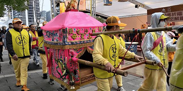 昨日燈會最後一天，更迎來桃園白沙屯媽祖鑾轎快閃，為燈會增添「好神亮點」。圖：民政局提供