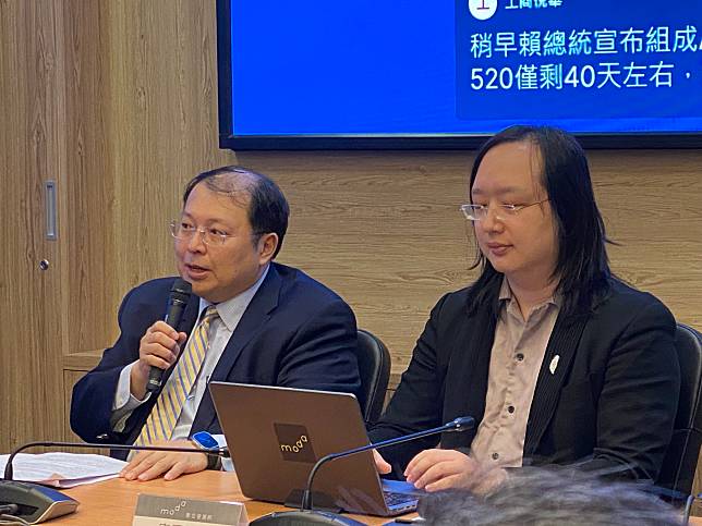 數位部長唐鳳(右)10日在次長闕河鳴(左)陪同下，說明數位部日前建構的低軌衛星如何在花蓮強震中，有效發揮災區網路通訊韌性。(吳琍君攝)
