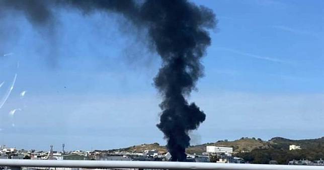 台中大肚區空地「濃黑煙直竄天際」　行經中山高駕駛心驚驚