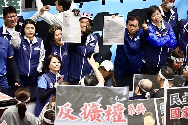 國民黨、民眾黨的人數占劣勢，提議表決通過不再處理散會動議，藍委秀昔日會議記錄怒嗆柯建銘。（王侑聖攝）