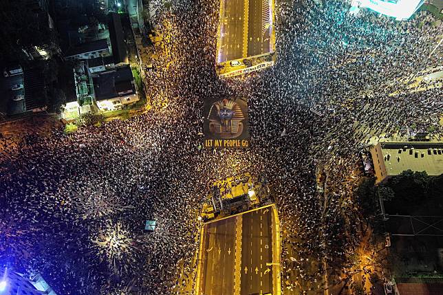 以色列示威人士8日晚間聚集在特拉維夫(Tel Aviv)，再次抗議總理尼坦雅胡(Benjamin Netanyahu)的司法改革計畫。(Twitter/@michel_gherman)