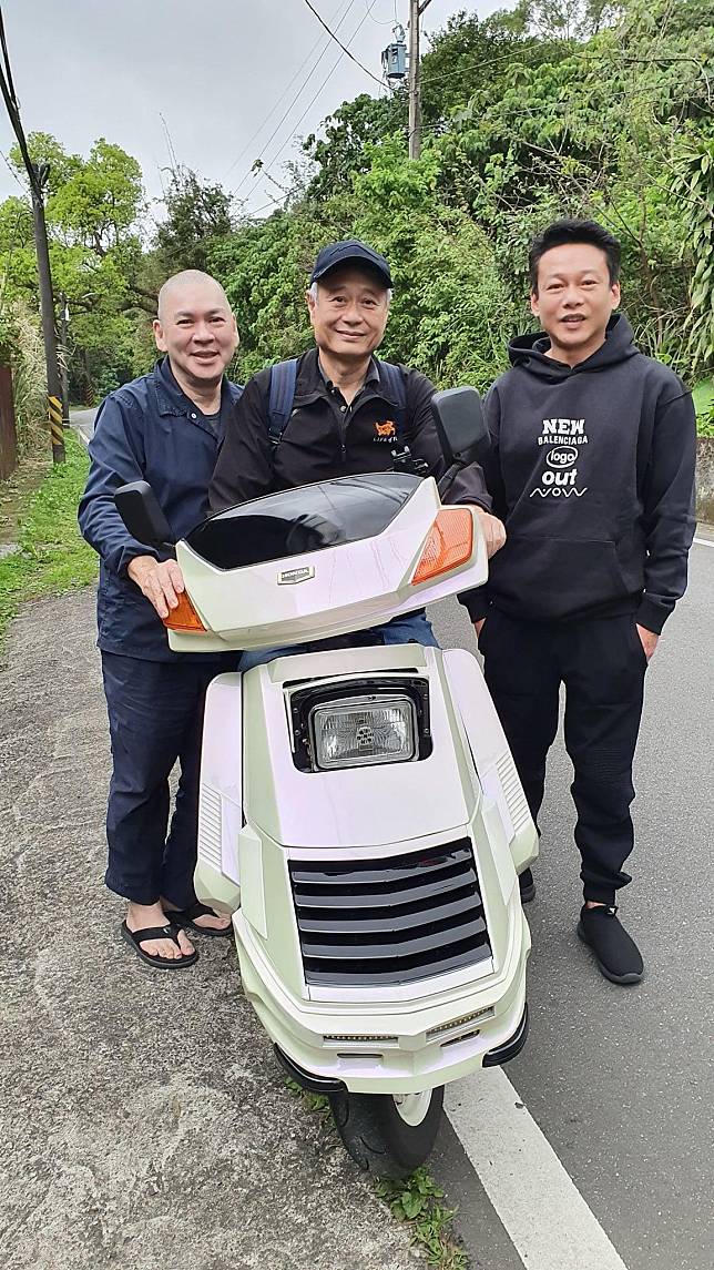 去年李安去山上探訪蔡明亮，大導騎上摩托車有一股可愛的反差萌。（翻攝自蔡明亮臉書）