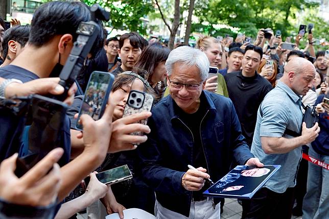 輝達執行長黃仁勳6月5日訪問南韓，首站造訪首爾麻浦區T1電競俱樂部經營的網咖「T1 Base Camp」，在店外被大批人潮包圍索取簽名、握手及合照。路透社
