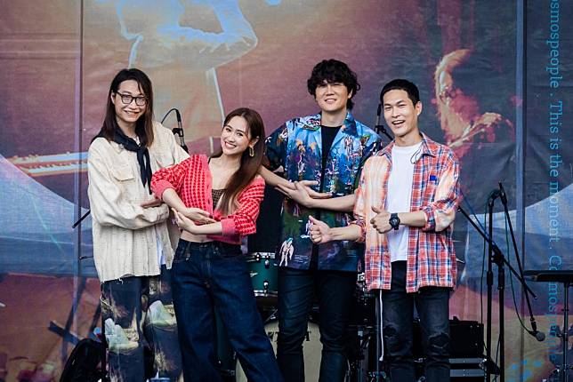 懷孕5個月的藝人吳姍儒（左2）25日特別為樂團宇宙人簽唱會站台，一起擺出「好孕」姿勢合影。 （相信音樂提供／中央社）