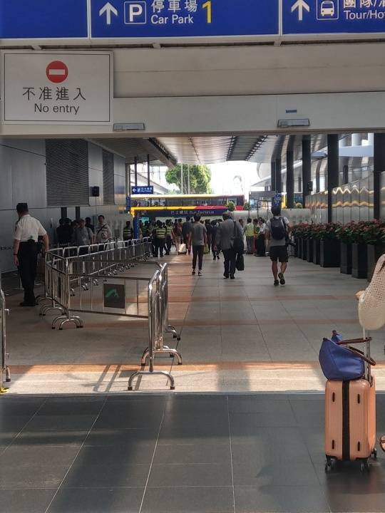 香港機場傳出「截停扣查」曾在理大事件中「被登記」的學生青年，隨後更以暴動罪拘捕。   圖：翻攝自https://lihkg.com