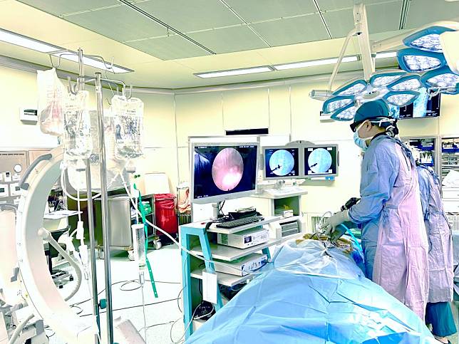 脊椎內視鏡手術器械以及裝備。（記者徐義雄翻攝）