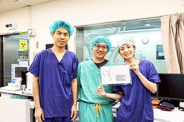 嘉義大林慈濟醫院與中山醫學大學附設醫院進行技術交流。(左起:大林慈濟醫院疼痛治療整合中心暨風濕免疫科王思讚醫師、中山醫學大學附設醫院梁耕維醫師、大林慈濟醫院心臟內科陳祈池醫師。
