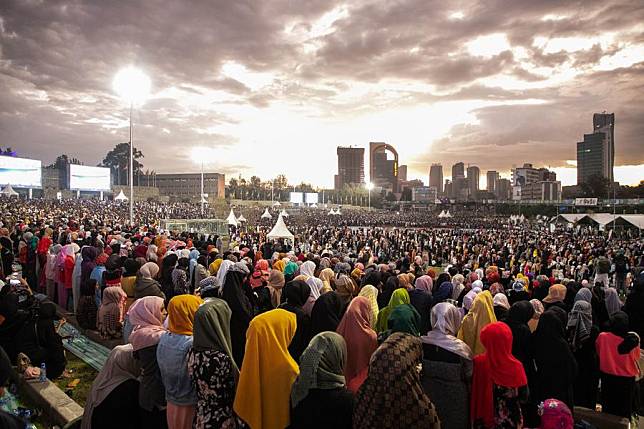 Devotees attend a street Iftar to break fast of the Islamic holy month of Ramadan at Meskel Square in Addis Ababa, Ethiopia, on April 29, 2022. (Xinhua/Michael Tewelde)